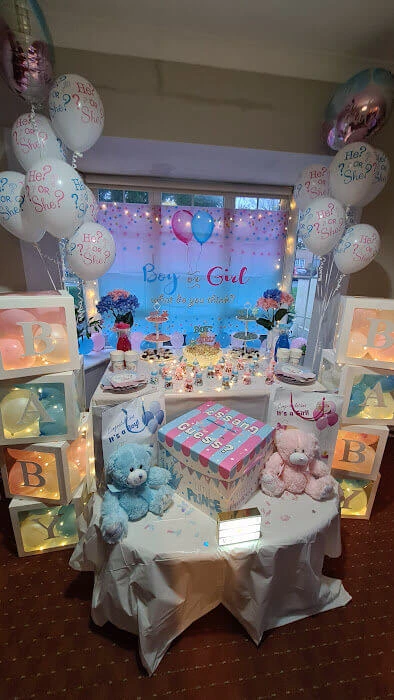 gender reveal arrange balloons